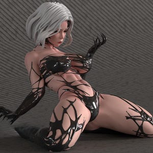 Op de afbeelding: Digitale kunst van een vrouw met wit haar en een zwart bodysuit met een uniek, webachtig ontwerp. De figuur knielt op een grijs oppervlak, met zwarte klauwachtige extensies op de handen.