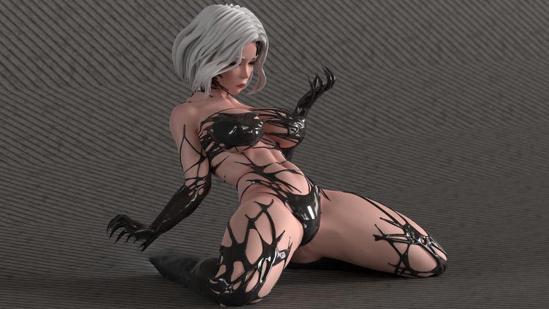Op de afbeelding: Digitale kunst van een vrouw met wit haar en een zwart bodysuit met een uniek, webachtig ontwerp. De figuur knielt op een grijs oppervlak, met zwarte klauwachtige extensies op de handen.