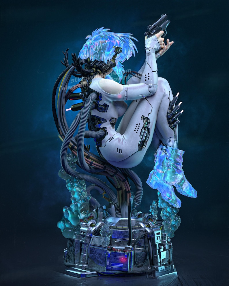 K&ouml;nnte beinhalten: Futuristische Skulptur einer Figur in einem wei&szlig;en Body, die eine Waffe h&auml;lt. Die Figur hat blaue Haare und ist von mechanischen Elementen und leuchtenden blauen Akzenten umgeben. Der Sockel ist eine detaillierte Metallstruktur.