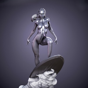 K&ouml;nnte beinhalten: Eine silberne Skulptur einer Frau auf einem Surfbrett. Die Figur hat ein futuristisches Design mit flie&szlig;endem Haar und ist in einer dynamischen Haltung dargestellt. Das Surfbrett ist dunkelgrau, und die Basis ist eine wolkenartige Form.