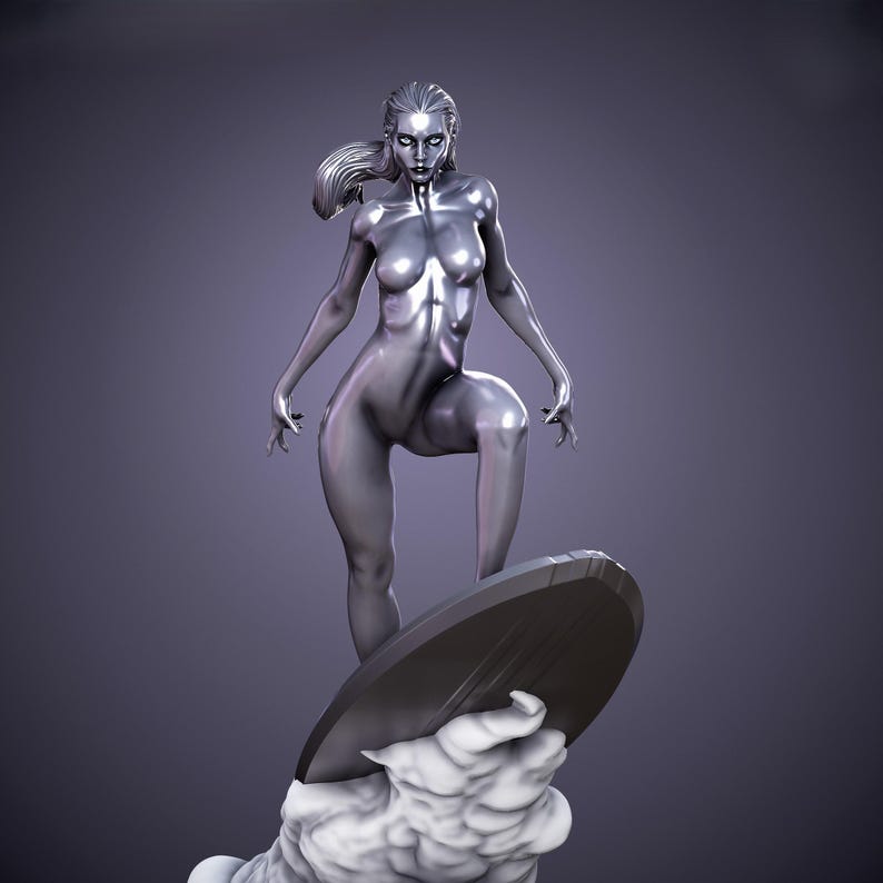 K&ouml;nnte beinhalten: Eine silberne Skulptur einer Frau auf einem Surfbrett. Die Figur hat ein futuristisches Design mit flie&szlig;endem Haar und ist in einer dynamischen Haltung dargestellt. Das Surfbrett ist dunkelgrau, und die Basis ist eine wolkenartige Form.