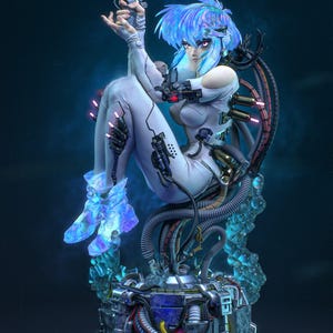 K&ouml;nnte beinhalten: Eine futuristische Figur einer Frau in einem wei&szlig;en Body, die eine silberne Pistole h&auml;lt. Sie hat blaue Haare und leuchtende Akzente. Die Figur ist von mechanischen Komponenten und Schl&auml;uchen umgeben, mit einem blauen und silbernen Sockel.