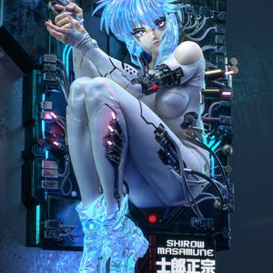 K&ouml;nnte beinhalten: Eine futuristische Anime-Figur mit blauen Haaren und einem wei&szlig;en Body, die eine Handfeuerwaffe h&auml;lt. Die Figur sitzt vor einem Hintergrund aus mechanischen Komponenten und Neonbeleuchtung. Der Text "SHIROW MASAMUNE" und japanische Schriftzeichen sind enthalten.