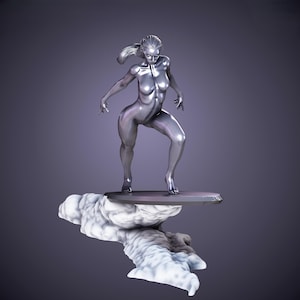 K&ouml;nnte beinhalten: Eine silberfarbene Skulptur einer Frau, die auf einer kreisf&ouml;rmigen Plattform &uuml;ber einer wolkenartigen Basis steht. Die Figur hat ein schlankes, metallisches Aussehen mit flie&szlig;endem Haar und einer dynamischen Pose, vor einem lila Hintergrund.