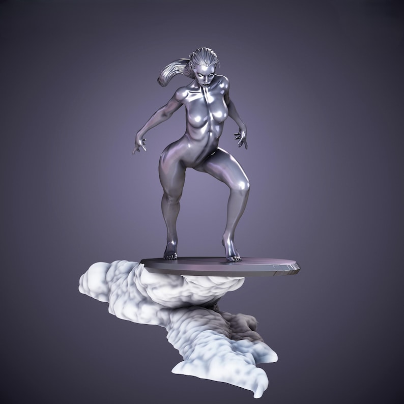 K&ouml;nnte beinhalten: Eine silberfarbene Skulptur einer Frau, die auf einer kreisf&ouml;rmigen Plattform &uuml;ber einer wolkenartigen Basis steht. Die Figur hat ein schlankes, metallisches Aussehen mit flie&szlig;endem Haar und einer dynamischen Pose, vor einem lila Hintergrund.