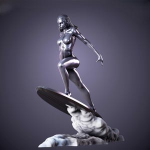K&ouml;nnte beinhalten: Silberne Statue einer Frau, die auf einem schwarzen Brett surft, mit einer wolkenartigen Basis. Die Figur befindet sich in einer dynamischen Pose, mit einem ausgestreckten Arm. Die Statue hat ein reflektierendes, metallisches Finish.