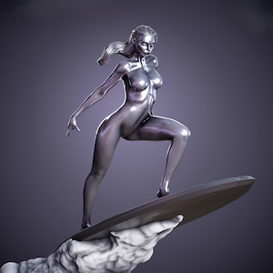 K&ouml;nnte beinhalten: Eine metallisch silberne Skulptur einer Frau, die auf einem Brett surft. Die Figur ist in einer dynamischen Pose dargestellt, mit einem Bein angewinkelt und dem anderen ausgestreckt. Die Skulptur befindet sich vor einem violetten Farbverlauf.