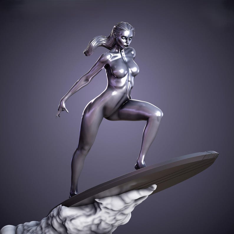 K&ouml;nnte beinhalten: Eine metallisch silberne Skulptur einer Frau, die auf einem Brett surft. Die Figur ist in einer dynamischen Pose dargestellt, mit einem Bein angewinkelt und dem anderen ausgestreckt. Die Skulptur befindet sich vor einem violetten Farbverlauf.