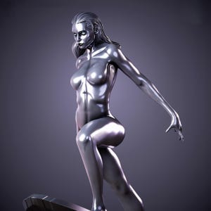 K&ouml;nnte beinhalten: Eine silberfarbene Skulptur einer Frau in einer dynamischen Pose. Die Figur ist hochglanzpoliert, reflektiert Licht und erzeugt Glanzlichter. Die Skulptur hat eine glatte, metallische Oberfl&auml;che und steht vor einem Farbverlauf.