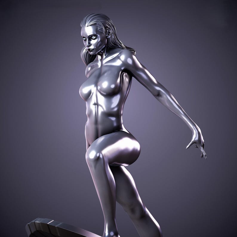 K&ouml;nnte beinhalten: Eine silberfarbene Skulptur einer Frau in einer dynamischen Pose. Die Figur ist hochglanzpoliert, reflektiert Licht und erzeugt Glanzlichter. Die Skulptur hat eine glatte, metallische Oberfl&auml;che und steht vor einem Farbverlauf.
