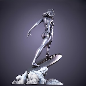 K&ouml;nnte beinhalten: Eine silberne Skulptur einer Person, die auf einem Brett surft, mit einer wellenf&ouml;rmigen Basis. Die Figur ist in Bewegung, mit einem ausgestreckten Arm und dem anderen angewinkelt. Die Skulptur hat eine glatte, reflektierende Oberfl&auml;che und einen dunklen Hintergrund.