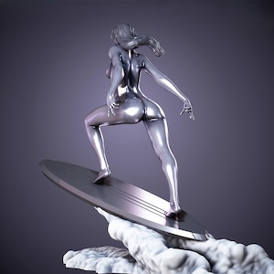 K&ouml;nnte beinhalten: Eine silberne Skulptur einer Person, die auf einem silbernen Surfbrett surft. Die Figur befindet sich in einer dynamischen Pose mit flie&szlig;endem Haar und einem stromlinienf&ouml;rmigen Design. Die Skulptur ist vor einem violetten Hintergrund platziert.