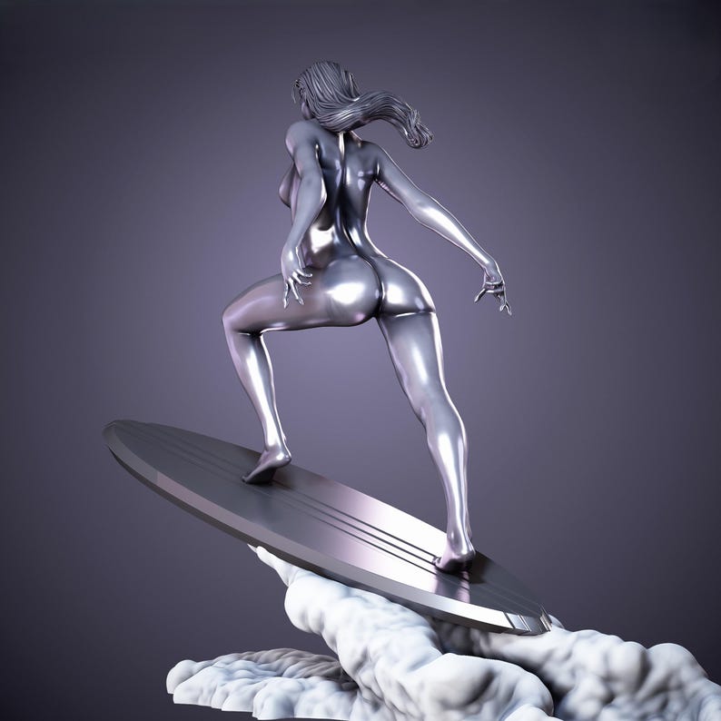 K&ouml;nnte beinhalten: Eine silberne Skulptur einer Person, die auf einem silbernen Surfbrett surft. Die Figur befindet sich in einer dynamischen Pose mit flie&szlig;endem Haar und einem stromlinienf&ouml;rmigen Design. Die Skulptur ist vor einem violetten Hintergrund platziert.