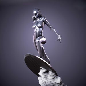 K&ouml;nnte beinhalten: Eine silberne Skulptur einer Frau, die auf einem schwarzen Surfbrett surft. Die Skulptur befindet sich vor einem violetten Farbverlauf. Die Frau befindet sich in einer dynamischen Pose, mit einem ausgestreckten Arm.