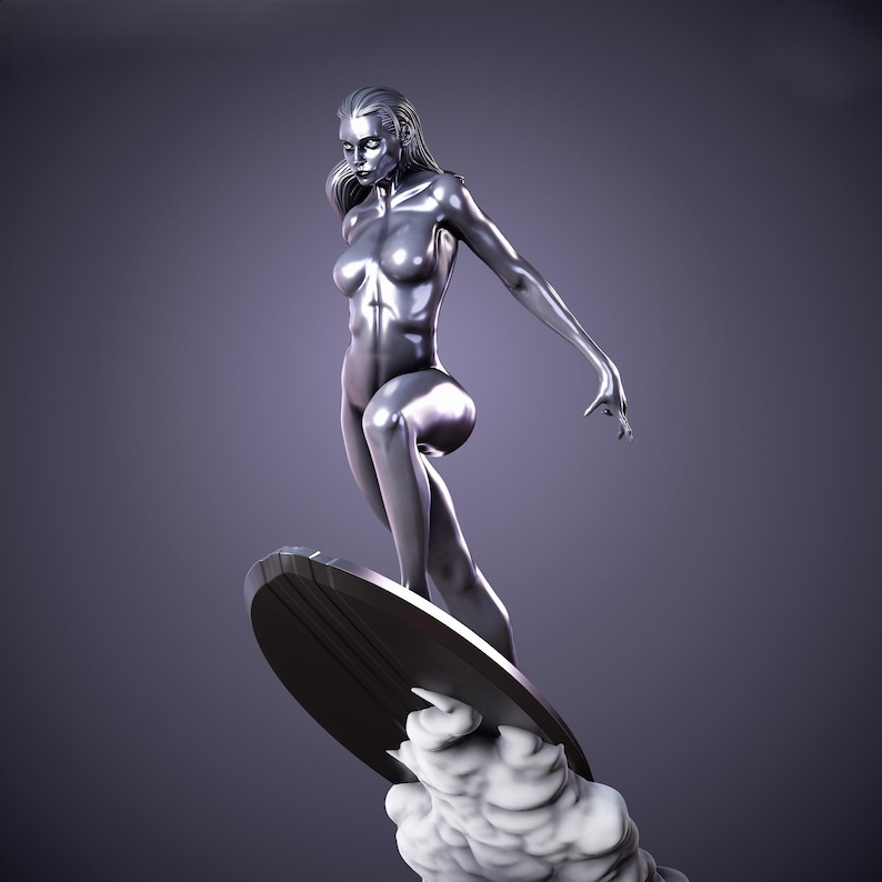 K&ouml;nnte beinhalten: Eine silberne Skulptur einer Frau, die auf einem schwarzen Surfbrett surft. Die Skulptur befindet sich vor einem violetten Farbverlauf. Die Frau befindet sich in einer dynamischen Pose, mit einem ausgestreckten Arm.