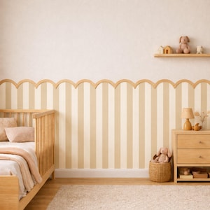 Puede incluir: Una habitación infantil con una cuna de madera, una cómoda y una estantería. Las paredes presentan rayas verticales beige y crema con un borde de madera festoneado. Un conejito de peluche está sentado en una cesta de mimbre y una alfombra cubre el suelo.