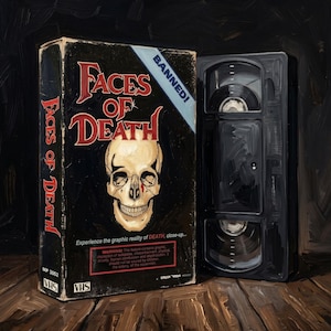 Puede incluir: Una cinta VHS negra y su caja con el título Faces of Death en letras rojas. La portada muestra una ilustración de un cráneo humano, el texto BANNED! y la advertencia Experience the graphic reality of DEATH, close-up.