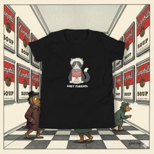 Może przedstawiać: Czarny t-shirt z kreskówkowym kotem z wzorem puszki z zupą Campbell's, z napisem "ANDY PURRHOL". Obraz zawiera ilustracje puszek z zupą Campbell's i postaci z kreskówek.
