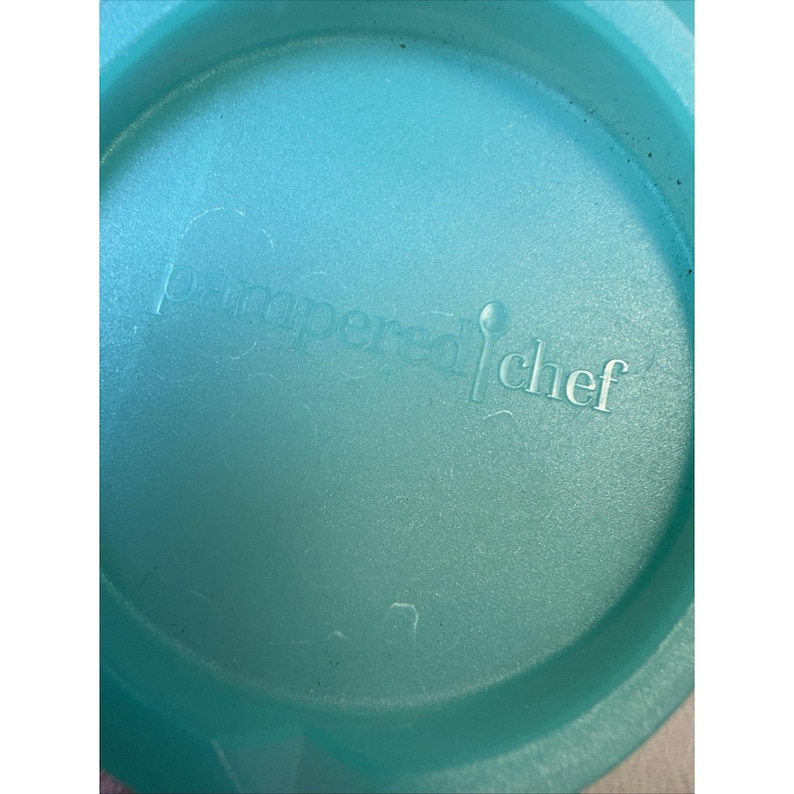 Juego de mini tazones para congelador Pampered Chef con tapa verde azulado y rejilla de almacenamiento de metal imagen 2