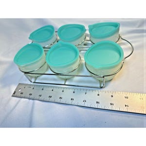 Juego de mini tazones para congelador Pampered Chef con tapa verde azulado y rejilla de almacenamiento de metal imagen 7