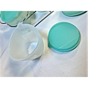 Juego de mini tazones para congelador Pampered Chef con tapa verde azulado y rejilla de almacenamiento de metal imagen 4