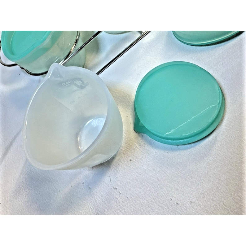 Juego de mini tazones para congelador Pampered Chef con tapa verde azulado y rejilla de almacenamiento de metal imagen 4