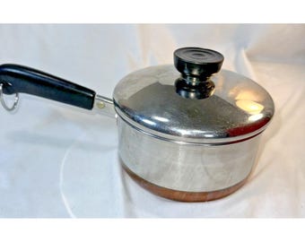 Cacerola vintage Revere Ware de acero inoxidable de 1 cuarto de galón con fondo y tapa revestidos de cobre.