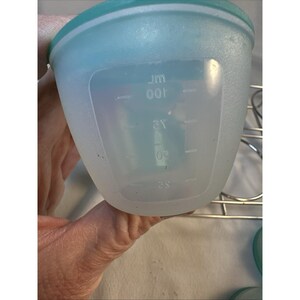 Juego de mini tazones para congelador Pampered Chef con tapa verde azulado y rejilla de almacenamiento de metal imagen 5