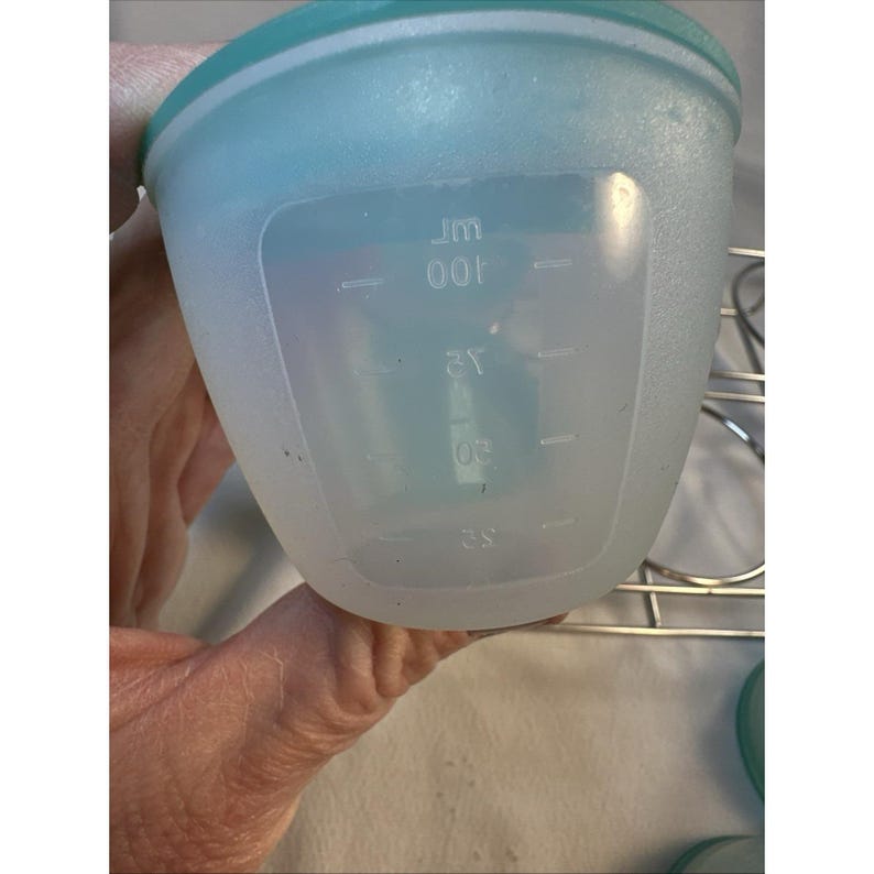 Juego de mini tazones para congelador Pampered Chef con tapa verde azulado y rejilla de almacenamiento de metal imagen 5