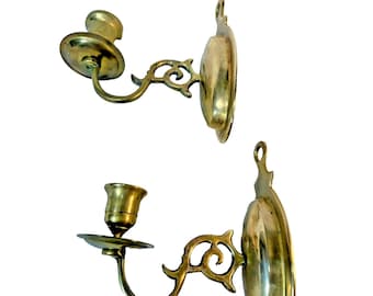 Dos apliques de pared antiguos de estilo colonial con brazo de latón macizo y portavelas