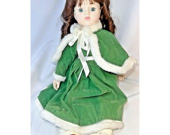 Muñeca de porcelana verde vintage de House of Lloyd de 1988, "Navidad alrededor del mundo".