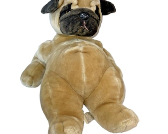 Il miglior peluche di cane carlino di sempre, cucciolo di bulldog sdraiato, animale di peluche vintage
