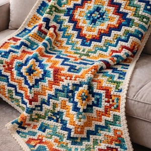 Może przedstawiać: Biały ceramiczny kubek z czarnym uchwytem i napisem "But First, Coffee" pogrubioną czcionką. Kubek stoi na drewnianej powierzchni.