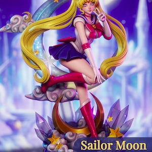 Peut inclure: Figurine 3D STL détaillée de Sailor Moon, représentant un personnage blond en uniforme de marin, posé sur un croissant de lune avec des étoiles et des cristaux. La figurine est dans une pose dynamique avec un signe de paix.