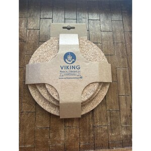 Puede incluir: Un juego de tres tazas de cerámica con un acabado moteado y mate. Las tazas son de color crema, gris claro y gris oscuro. Cada taza tiene un diseño simple y minimalista, ideal para café o té.