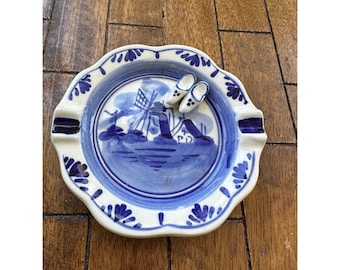 Cenicero vintage Elesva Holland Delft azul con molino de viento y zuecos en miniatura de cerámica 011