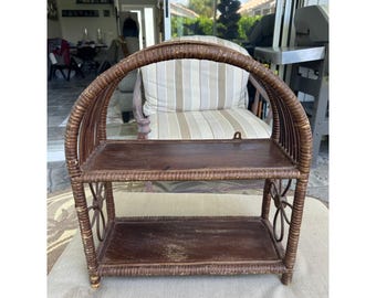 Vintage gewölbtes Korbwaren-Wandregal 2 Tier Boho Rattan Holz Hängedisplay Braun