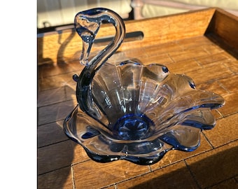 Bol de cristal artístico azul cobalto vintage con forma de cisne, bombonera con borde festoneado, centro de mesa.
