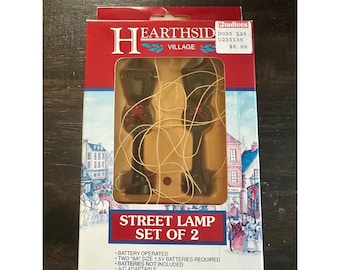 Lemax Hearthside Village Street Lamp Set di 2 lampade natalizie a batteria. VGUC