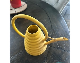 Regadera metálica amarilla con forma de colmena, estilo vintage, acanalada, para decoración de jardín, en muy buen estado.