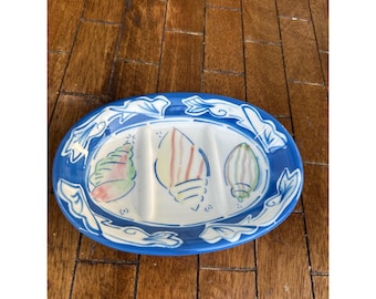 Jabonera de cerámica Coquille pintada a mano con conchas marinas azules y blancas, excelente estado, fabricada en Filipinas.