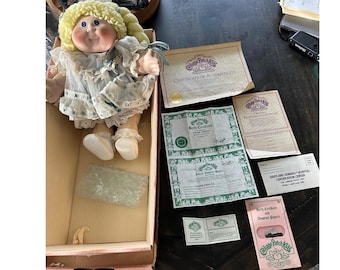 1984 Cabbage Patch Kids Porcellana Ginger Emelita Doll Applausi Certificato di nascita COA