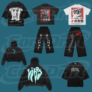 Könnte beinhalten: Eine Kollektion von Streetwear-Kleidung, darunter schwarze T-Shirts, Hoodies und Hosen. Die Designs zeigen grafische Drucke mit Text und abstrakten Elementen in Weiß und Hellblau. Die T-Shirts haben japanischen Text.