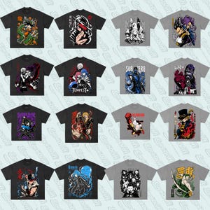 Puede incluir: Una colección de dieciséis camisetas de manga corta dispuestas en una cuadrícula, con varios estampados gráficos inspirados en el anime. Las camisetas se presentan en colores negro y gris, mostrando ilustraciones de personajes y texto en japonés.