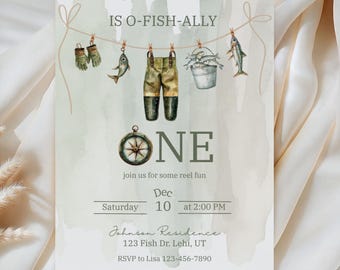 Peut inclure: Une invitation sur le thème de la pêche avec des illustrations à l'aquarelle. Le texte indique "James is O-Fish-Ally ONE" avec les détails de la fête le 10 décembre à 14h00. Comprend des informations sur un modèle modifiable.