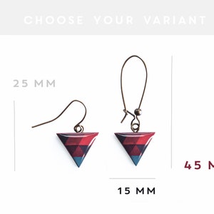 K&ouml;nnte beinhalten: Zwei Paare geometrische Dreiecksohrringe mit einem rot-blau-schwarzen Muster. Die Ohrringe sind in zwei Gr&ouml;&szlig;en erh&auml;ltlich: 25 mm und 45 mm. Die kleineren Ohrringe sind 15 mm breit.