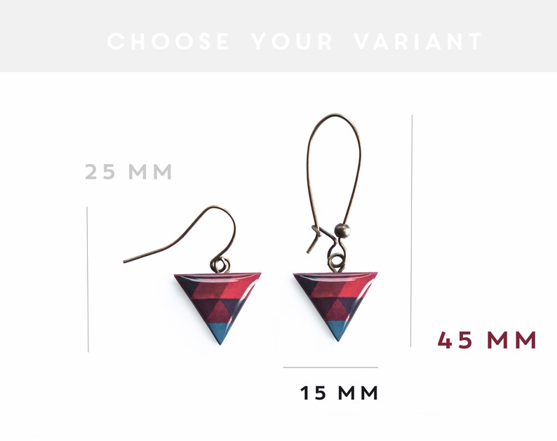 K&ouml;nnte beinhalten: Zwei Paare geometrische Dreiecksohrringe mit einem rot-blau-schwarzen Muster. Die Ohrringe sind in zwei Gr&ouml;&szlig;en erh&auml;ltlich: 25 mm und 45 mm. Die kleineren Ohrringe sind 15 mm breit.