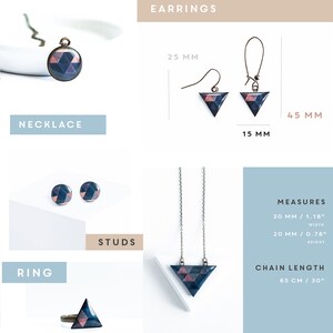 Puede incluir: Un conjunto de joyas geom&eacute;tricas que incluye un collar, pendientes, tachuelas y un anillo. Las joyas est&aacute;n hechas de resina azul oscuro y rosa con forma de tri&aacute;ngulo. El collar mide 65 cm / 30 pulgadas de largo. Los pendientes miden 25 mm / 1 pulgada de largo y 15 mm / 0,6 pulgadas de ancho. Las tachuelas miden 30 mm / 1,18 pulgadas de ancho y 20 mm / 0,78 pulgadas de alto.