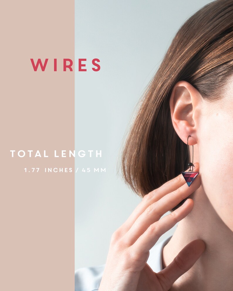K&ouml;nnte beinhalten: Das Bild zeigt den Text 'Wires'. Ein Paar Ohrringe mit einem geometrischen Dreiecksdesign in Rot-, Blau- und Schwarzt&ouml;nen. Die Ohrringe sind 1,77 Zoll oder 45 mm lang.