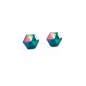 Könnte beinhalten: Ein Paar türkisblaue sechseckige Ohrringe mit einem geometrischen Muster aus Rosa, Grün und Gelb.